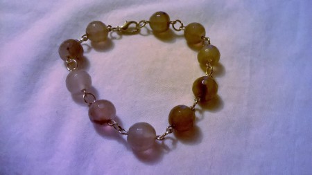 Bracciale composto da pietre          7 Euro