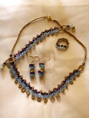 Completo composto da perline-pietra-swarovski           35 Euro