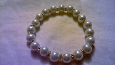 Bracciale con perle bianche  4 Euro