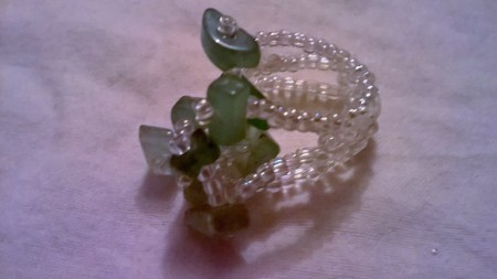 Anello con perline-pietre       5 uro